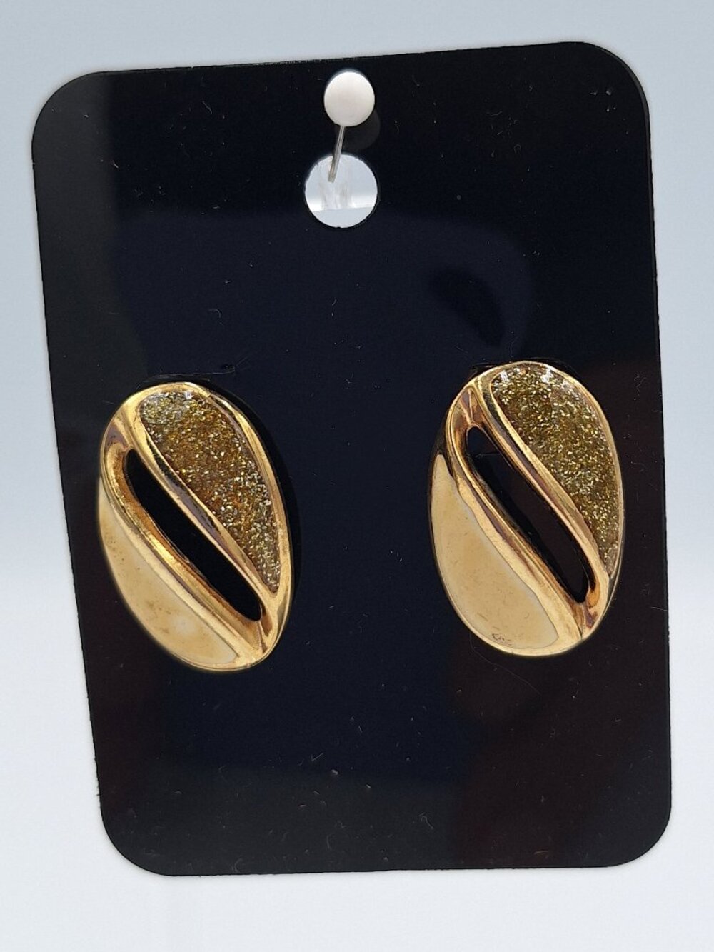 Vintage-style gold-tone oval shape